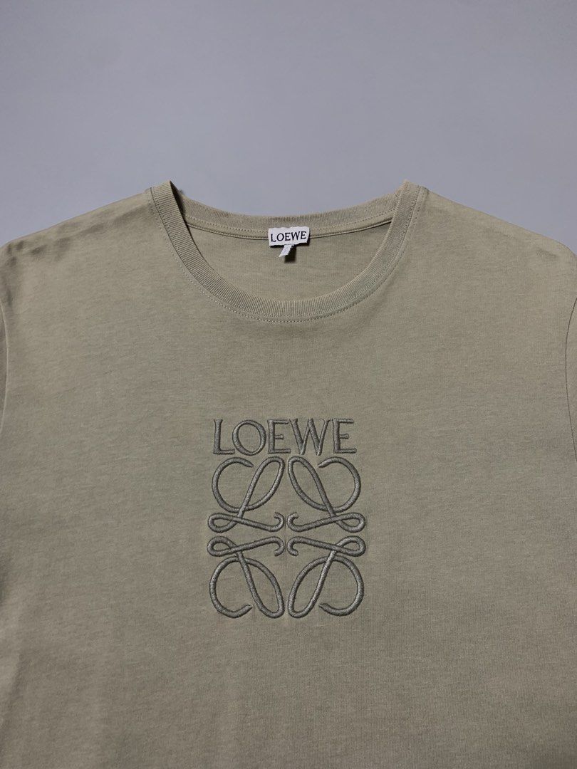 Loewe Anagram Embroidered T-Shirt (Category: Luxury Apparel) located in Manila. Submitted by macadr1p (Listing ID 1470113249, Image 3). Description: Loewe 𝑴𝒆𝒂𝒔𝒖𝒓𝒆𝒎𝒆𝒏𝒕𝒔 — 21x28 𝑩𝒆𝒔𝒕 𝑭𝒊𝒕 — M/ L 𝑪𝒐𝒍𝒐𝒓 𝑹𝒂𝒕𝒆— 10/10 𝑪𝒐𝒏𝒅𝒊𝒕𝒊𝒐𝒏 — Like New 𝑻𝒂𝒈𝒔 — Complete 𝑰𝒔𝒔𝒖𝒆𝒔 — None 𝑭𝒂𝒃𝒓𝒊𝒄 — High-quality 𝑪𝒐𝒍𝒐𝒓 — Not faded 𝑺𝒊𝒈𝒏𝒔 𝒐𝒇 𝑼𝒔𝒂𝒈𝒆 — None 𝑫𝑰𝑺𝑪𝑳𝑨𝑰𝑴𝑬𝑹❗️ 𝑨𝒍𝒍 𝒑𝒉𝒐𝒕𝒐𝒔, 𝒃𝒓𝒂𝒏𝒅 𝒏