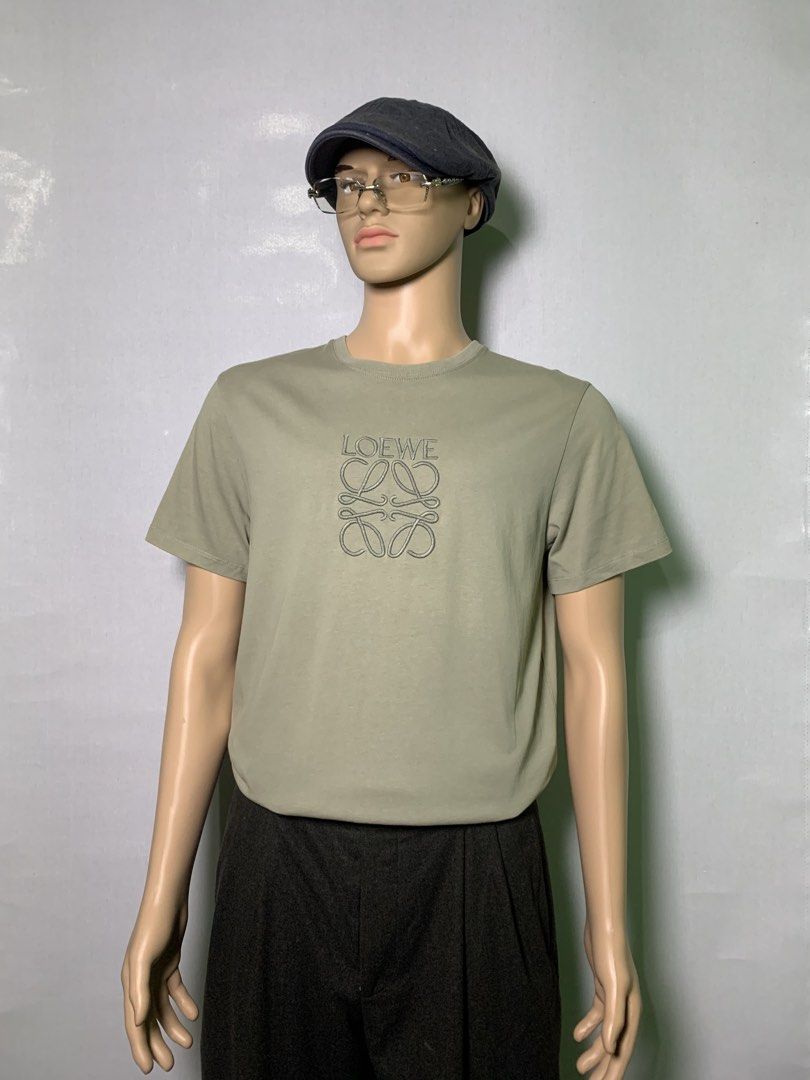 Loewe Anagram Embroidered T-Shirt (Category: Luxury Apparel) located in Manila. Submitted by macadr1p (Listing ID 1470113249, Image 1). Description: Loewe 𝑴𝒆𝒂𝒔𝒖𝒓𝒆𝒎𝒆𝒏𝒕𝒔 — 21x28 𝑩𝒆𝒔𝒕 𝑭𝒊𝒕 — M/ L 𝑪𝒐𝒍𝒐𝒓 𝑹𝒂𝒕𝒆— 10/10 𝑪𝒐𝒏𝒅𝒊𝒕𝒊𝒐𝒏 — Like New 𝑻𝒂𝒈𝒔 — Complete 𝑰𝒔𝒔𝒖𝒆𝒔 — None 𝑭𝒂𝒃𝒓𝒊𝒄 — High-quality 𝑪𝒐𝒍𝒐𝒓 — Not faded 𝑺𝒊𝒈𝒏𝒔 𝒐𝒇 𝑼𝒔𝒂𝒈𝒆 — None 𝑫𝑰𝑺𝑪𝑳𝑨𝑰𝑴𝑬𝑹❗️ 𝑨𝒍𝒍 𝒑𝒉𝒐𝒕𝒐𝒔, 𝒃𝒓𝒂𝒏𝒅 𝒏