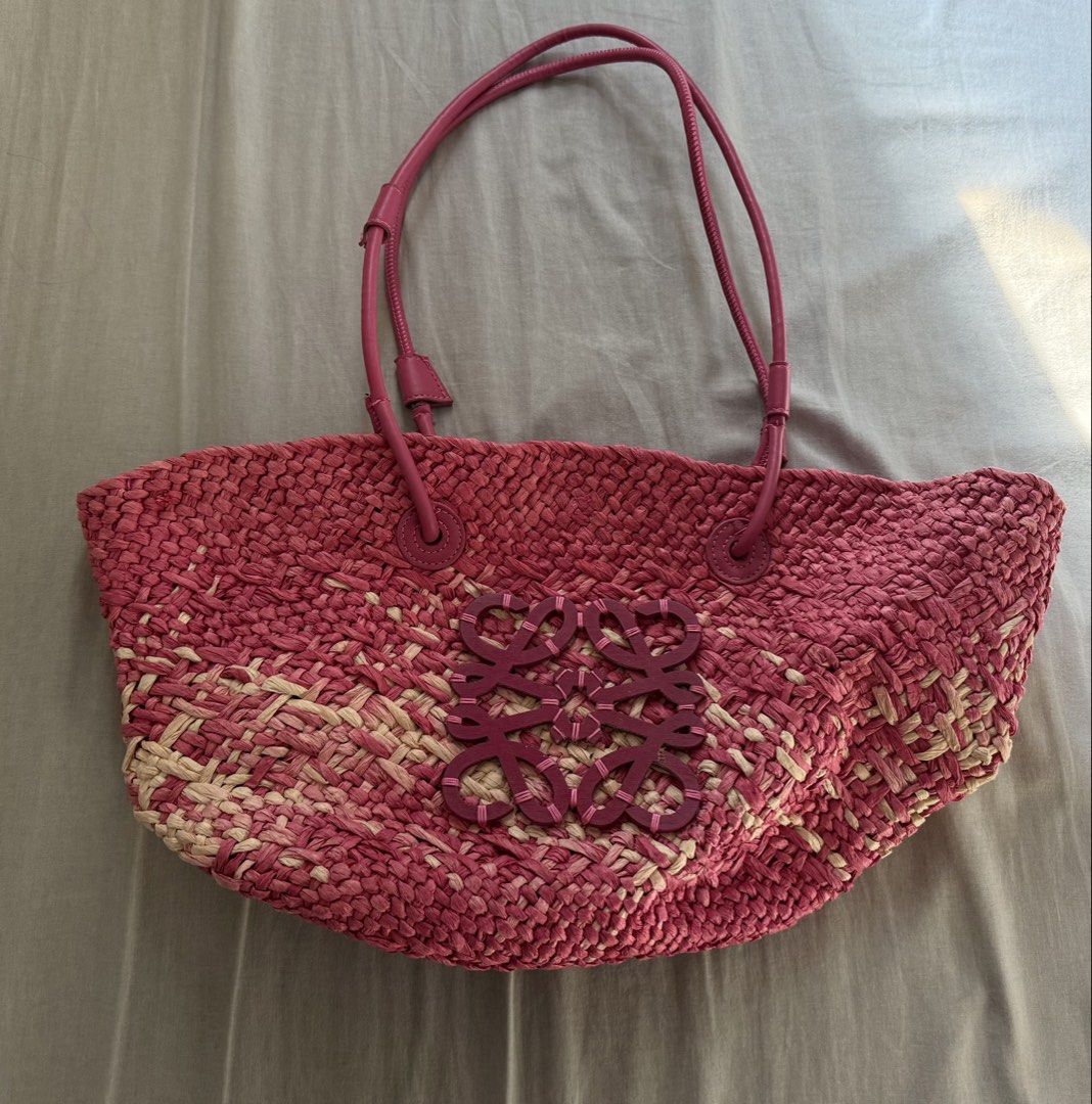 L.o.e.w.e Anagram Raffia Basket Tote Bag Pink (Category: Shoulder Bags) located in Quezon City. Submitted by vvandko (Listing ID 1470025850, Image 1). Description: Minor flaw on the logo, barely noticeable unless you look closely. Overall, still in good condition! 💕.