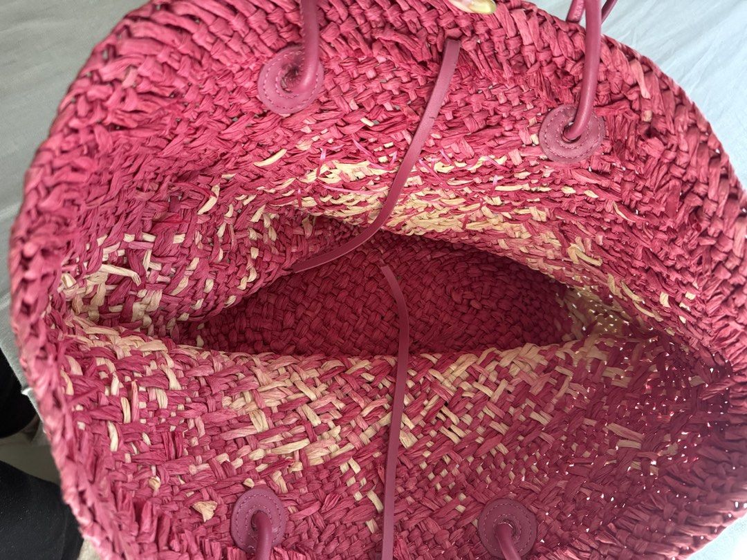 L.o.e.w.e Anagram Raffia Basket Tote Bag Pink (Category: Shoulder Bags) located in Quezon City. Submitted by vvandko (Listing ID 1470025850, Image 3). Description: Minor flaw on the logo, barely noticeable unless you look closely. Overall, still in good condition! 💕.