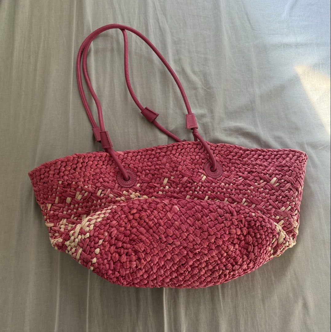 L.o.e.w.e Anagram Raffia Basket Tote Bag Pink (Category: Shoulder Bags) located in Quezon City. Submitted by vvandko (Listing ID 1470025850, Image 2). Description: Minor flaw on the logo, barely noticeable unless you look closely. Overall, still in good condition! 💕.