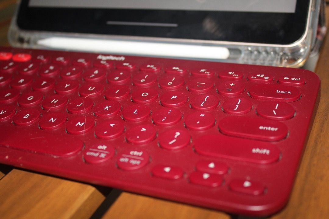 Logitech Keyboard – Fully Functional, Minor Missing Screw (Category: Computer Keyboard) located in Manila. Submitted by the.gelat0 (Listing ID 1470129443, Image 2). Description: • Original Logitech keyboard • Seldom used • One screw is missing • Functionality: All keys and connections work • Please see photos for the actual condition • Price: ₱1,000, negotiable for serious buyers.