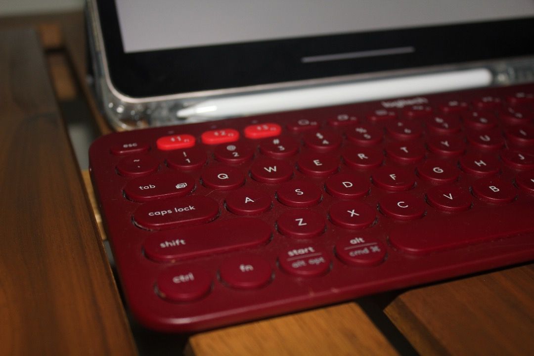 Logitech Keyboard – Fully Functional, Minor Missing Screw (Category: Computer Keyboard) located in Manila. Submitted by the.gelat0 (Listing ID 1470129443, Image 3). Description: • Original Logitech keyboard • Seldom used • One screw is missing • Functionality: All keys and connections work • Please see photos for the actual condition • Price: ₱1,000, negotiable for serious buyers.