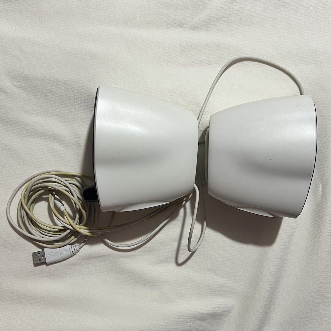 Logitech Speaker Desktop (Category: Soundbars, Speakers & Amplifiers) located in Manila. Submitted by jojobbj99 (Listing ID 1470042719, Image 2). Description: Logitech Z120 Compact Stereo Speaker White (NO box included) ✅ Dual-cable setup USB connector and 3.5mm headphone jack Minor yellow discoloration on the long wire casing (does not affect performance) Loc: Upper Antipolo City Delivery shoulder by buyer (Lalamove/Grab).