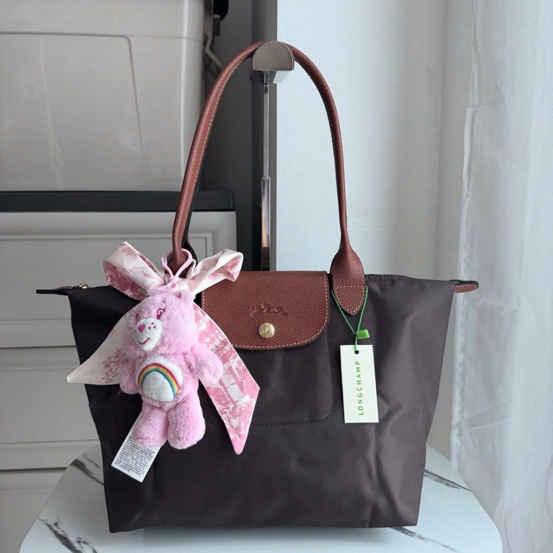 Long Champ le pliage large Tote Bags (Category: Tote Bags) located in Manila. Submitted by theiconicco_mnl_8 (Listing ID 1469967577, Image 3). Description: .