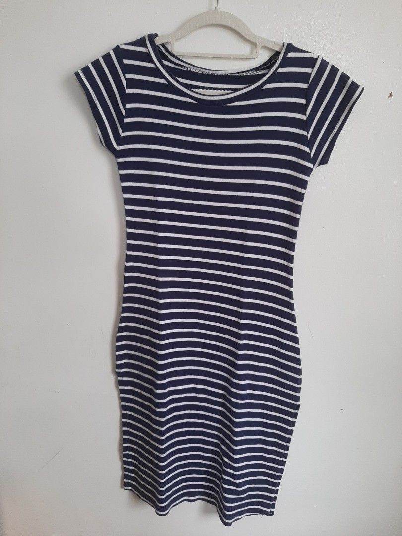 Long dress (Category: Dresses) located in Las Pinas. Submitted by cj_e06 (Listing ID 1469964127, Image 1). Description: long blue stripes dress with slits on both sides, streachable lenght 41 inches shoulder 14 inc chest 16 inc.