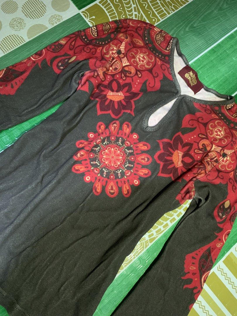 Long sleeve top with red and brown floral pattern (Category: Longsleeves) located in Cebu City. Submitted by selamethrift (Listing ID 1470061807, Image 2). Description: - Color: Dark grey with striking red and orange floral mandala prints on chest, shoulders, and cuffs - Design: Stylish front keyhole neckline cutout and regular fit - Material: Soft and comfortable stretch fabric - Versatility: Perfect for casual daily outfits - Note: Exact measur