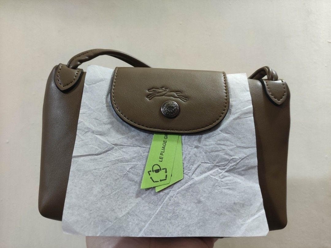 Longchamp Crossbody Bag (Category: Luxury Bags & Wallets) located in Quezon City. Submitted by pprzi_89 (Listing ID 1470127022, Image 1). Description: .