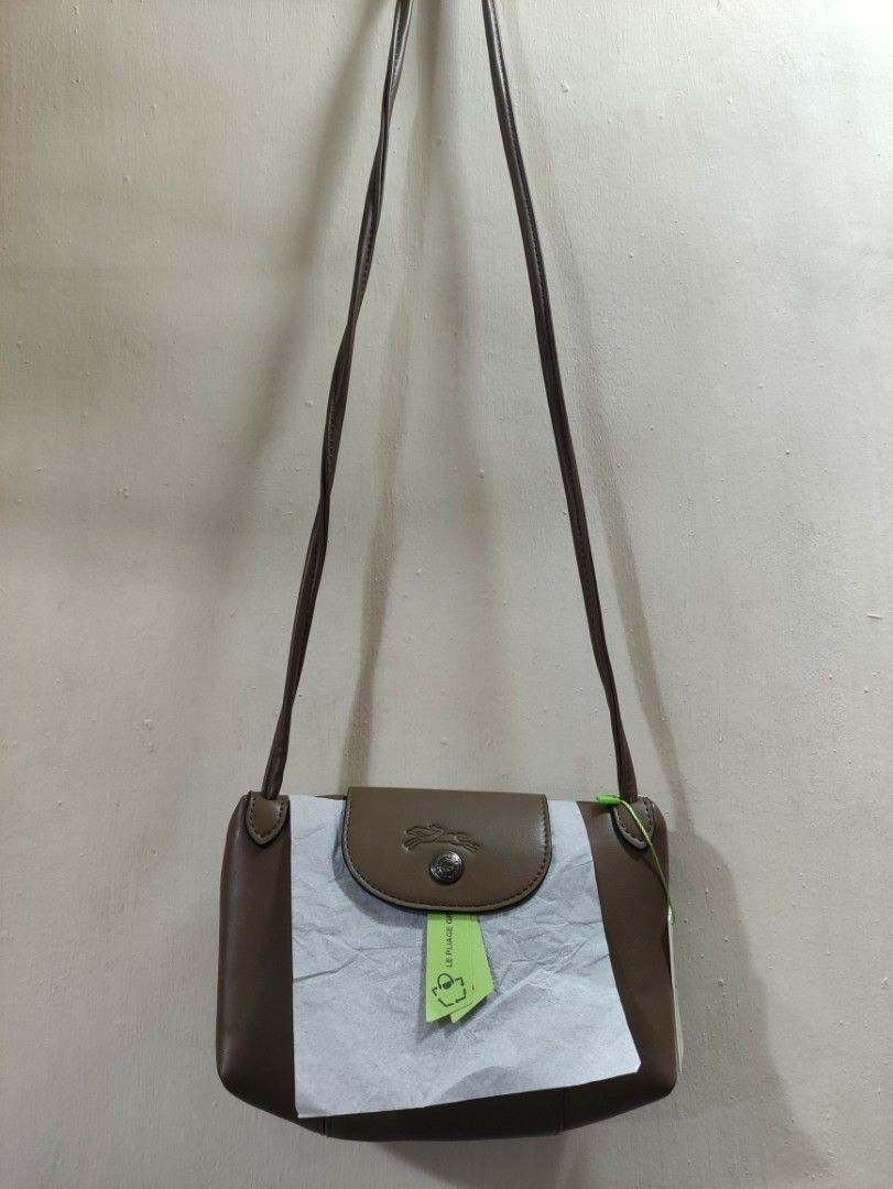 Longchamp Crossbody Bag (Category: Luxury Bags & Wallets) located in Quezon City. Submitted by pprzi_89 (Listing ID 1470127022, Image 2). Description: .