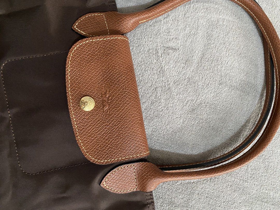 Longchamp Ebony Classic Large Long handle (Category: Shoulder Bags) located in Cagayan de Oro. Submitted by shopforlesshere (Listing ID 1470006306, Image 2). Description: No flaws NGA.