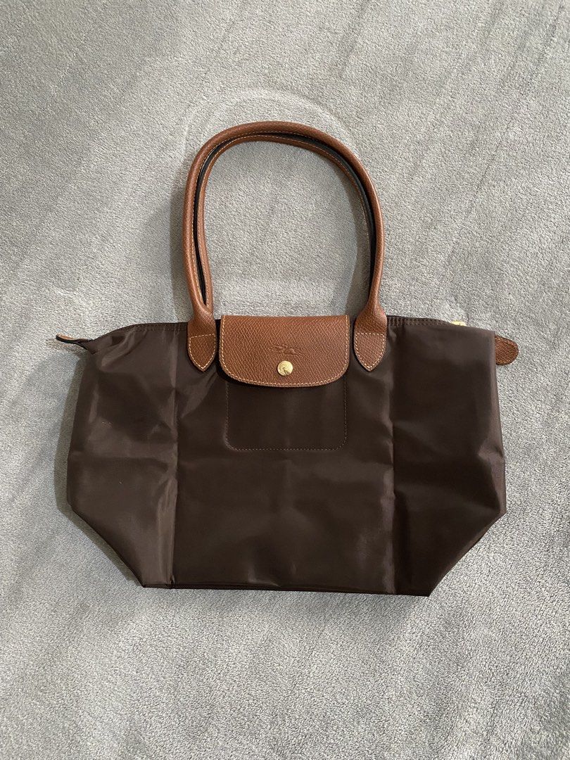 Longchamp Ebony Classic Large Long handle (Category: Shoulder Bags) located in Cagayan de Oro. Submitted by shopforlesshere (Listing ID 1470006306, Image 1). Description: No flaws NGA.