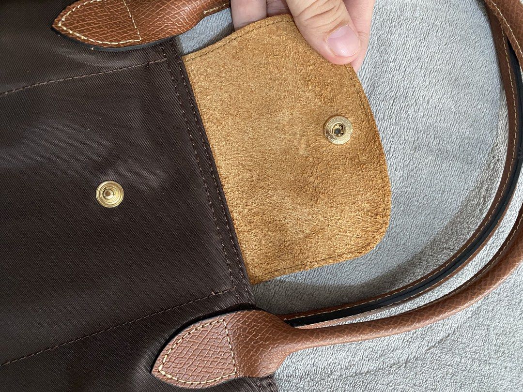 Longchamp Ebony Classic Large Long handle (Category: Shoulder Bags) located in Cagayan de Oro. Submitted by shopforlesshere (Listing ID 1470006306, Image 3). Description: No flaws NGA.