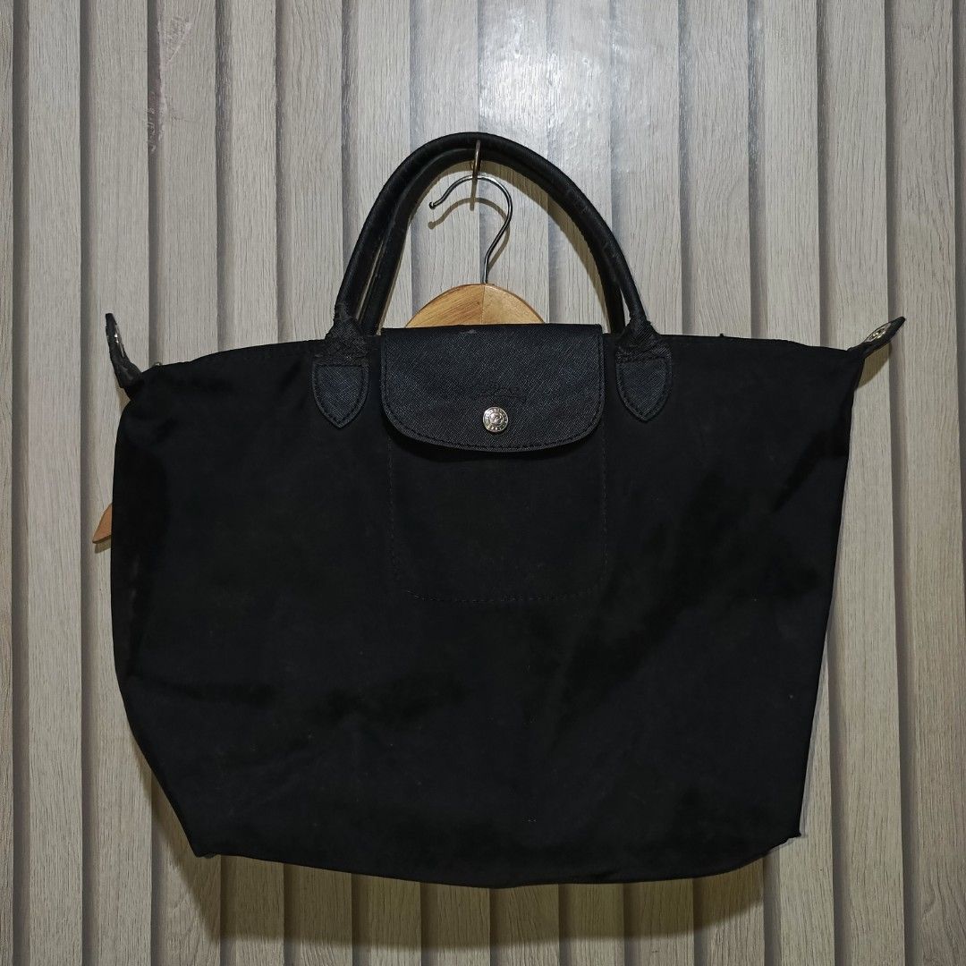 Longchamp Le Pliage Black Nylon Tote Bag (Category: Luxury Bags & Wallets) located in Manila. Submitted by gbryanrave27905 (Listing ID 1470053037, Image 1). Description: 📌 100% Authentic Longchamp Le Pliage tote bag 📌 Color: Classic black nylon with dark leather handles and flap 📌 Hardware: Silver-tone with signature racehorse 📌Origin: Made in France (Model: 189945645) issue minor cracks on handle, still presentable and good colorrate 9.5/10 