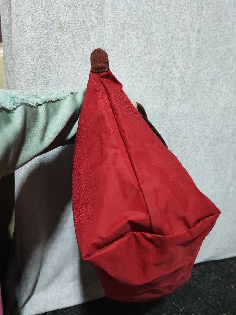 Longchamp Le Pliage Red Tote Bag (Category: Luxury Bags & Wallets) located in Baguio. Submitted by jayrgijc52758 (Listing ID 1470090189, Image 3). Description: Longchamp medium size No damage Missing itiketa 750.