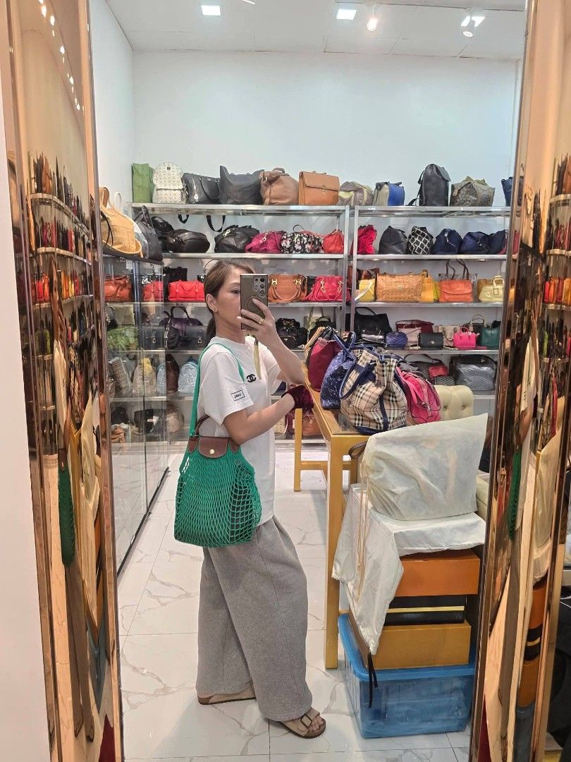 Longchamp Shoulder Bag Authentic💯💯 (Category: Shoulder Bags) located in Davao. Submitted by SecondhandItems97 (Listing ID 1470016221, Image 2). Description: Large size Includes generic dustbag RFS: Decluterring.