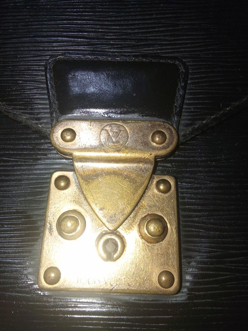 Louis Vuitton Epi Black Clutch Bag Authentic (Category: Luxury Bags & Wallets) located in Manila. Submitted by christoph17 (Listing ID 1470054052, Image 3). Description: authentic sign of usage issue posted on last pic.