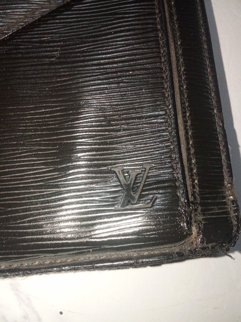 Louis Vuitton Epi Black Clutch Bag Authentic (Category: Luxury Bags & Wallets) located in Manila. Submitted by christoph17 (Listing ID 1470054052, Image 2). Description: authentic sign of usage issue posted on last pic.