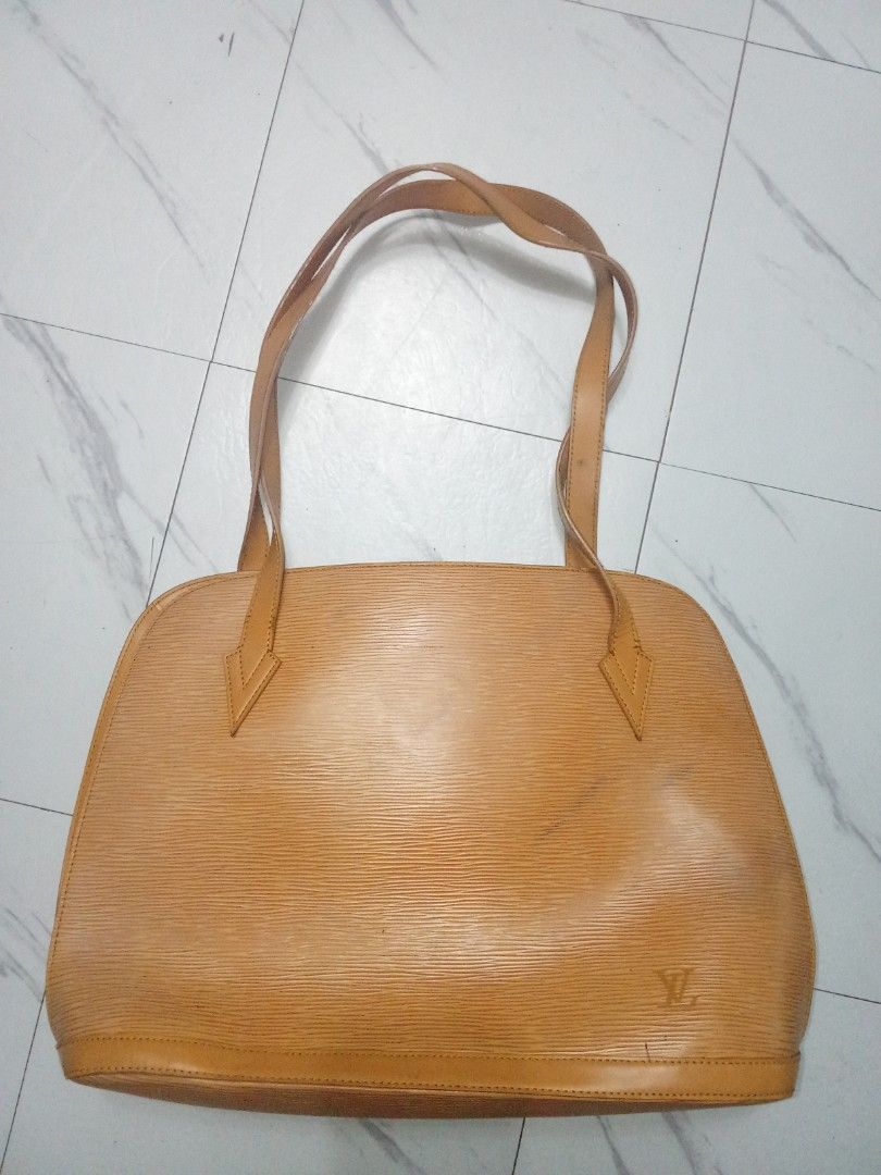 Louis Vuitton Epi Shoulder Bag (Category: Shoulder Bags) located in Manila. Submitted by christoph17 (Listing ID 1470050763, Image 1). Description: good condition mdaming issue zipper holes and pocket inside broken.