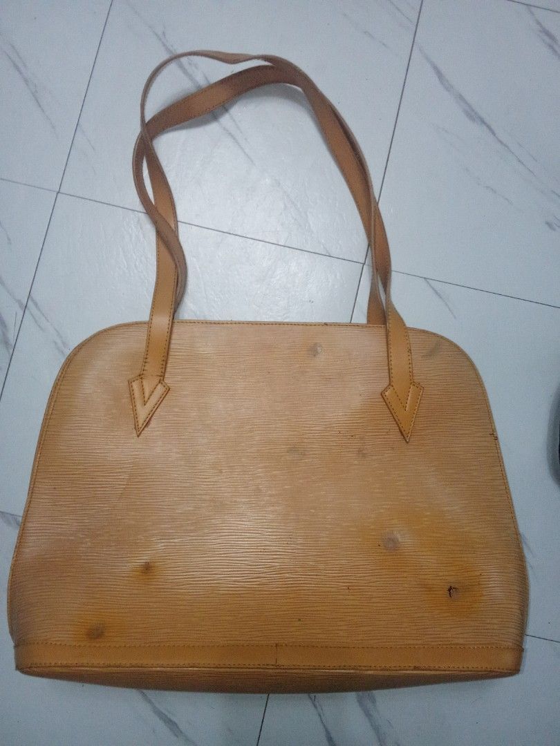 Louis Vuitton Epi Shoulder Bag (Category: Shoulder Bags) located in Manila. Submitted by christoph17 (Listing ID 1470050763, Image 3). Description: good condition mdaming issue zipper holes and pocket inside broken.