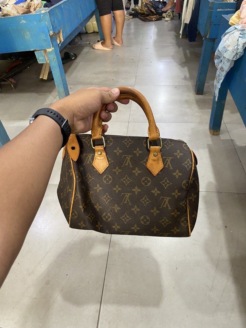 Louis Vuitton Monogram Speedy 25 Handbag (Category: Luxury Bags & Wallets) located in Polomolok. Submitted by marrssz (Listing ID 1470034867, Image 2). Description: - Authentic Louis Vuitton Speedy 25 in iconic monogram canvas - Natural cowhide leather handles and trim with a gorgeous honey patina - Shiny gold-tone hardware with engraved zipper pull - Stamped Louis Vuitton Paris Made in France - Structured silhouette with intact base piping and i
