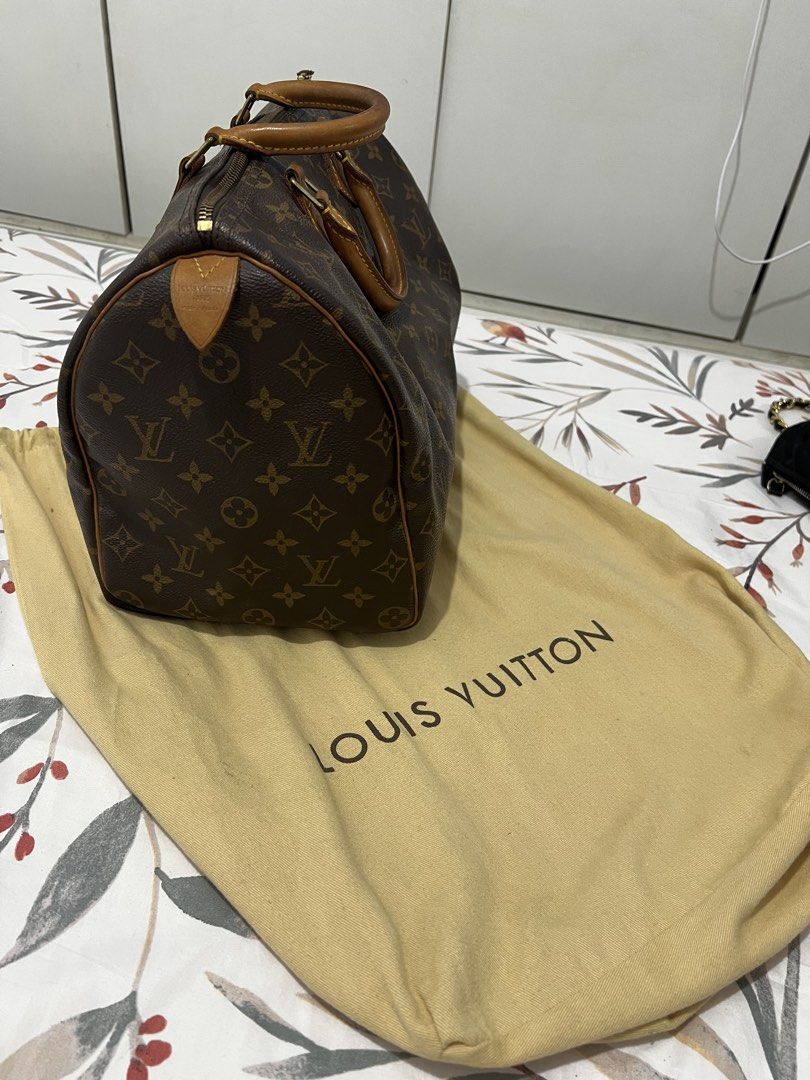 Louis Vuitton Monogram Speedy 35 (Category: Luxury Bags & Wallets) located in Antipolo. Submitted by cdro627734 (Listing ID 1470082694, Image 2). Description: - Authentic Louis Vuitton Speedy handbag in classic monogram canvas - Features rolled leather top handles, brass hardware, and secure top zip closure - Includes original padlock on the side leather tab and date code SP0918 stamped inside - Brown fabric-lined interior complete with a conveni