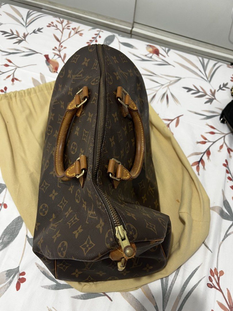 Louis Vuitton Monogram Speedy 35 (Category: Luxury Bags & Wallets) located in Antipolo. Submitted by cdro627734 (Listing ID 1470082694, Image 3). Description: - Authentic Louis Vuitton Speedy handbag in classic monogram canvas - Features rolled leather top handles, brass hardware, and secure top zip closure - Includes original padlock on the side leather tab and date code SP0918 stamped inside - Brown fabric-lined interior complete with a conveni