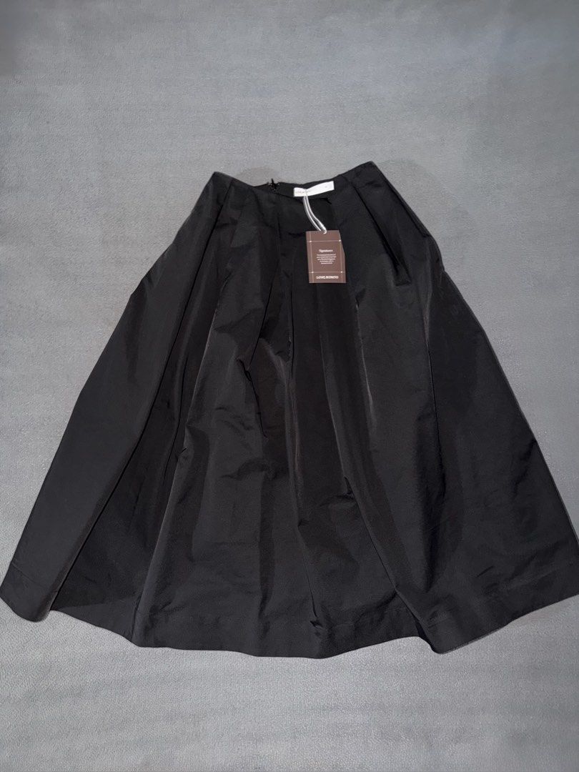 Love Bonito Black Midi Skirt (Category: Skirts) located in Quezon City. Submitted by spicycalimaki (Listing ID 1470051955, Image 1). Description: - size XS (24 waistline) - brand new, with tag - last price posted (SRP: ₱2k+) 🏷️ zara h&m mango uniqlo monki cotton on urban revivo bershka pull & bear love bonito editors market carino.