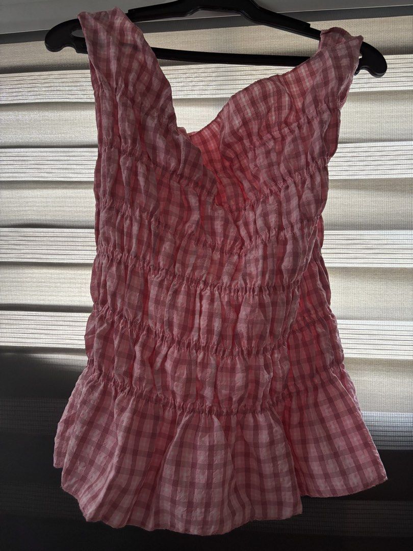 lovito pink smocked gingham top (Category: Sleeveless) located in Manila. Submitted by iyahpreloved_ (Listing ID 1469963732, Image 2). Description: size L! .