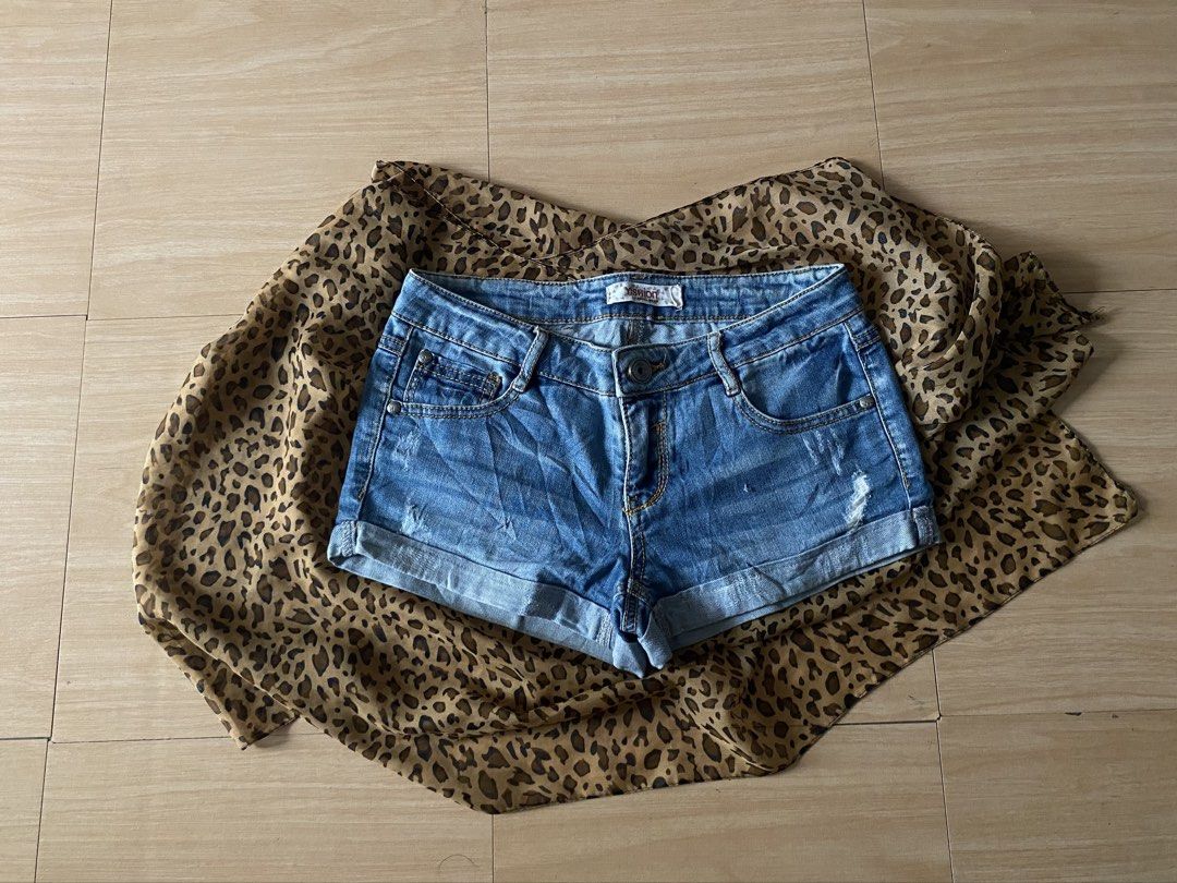 low rise denim blue folded shorts (Category: Shorts) located in Manila. Submitted by lavernsloop (Listing ID 1470073042, Image 1). Description: size 24-25 | low folded shorts | lenght 9.5 DM FOR MORE DEETS.