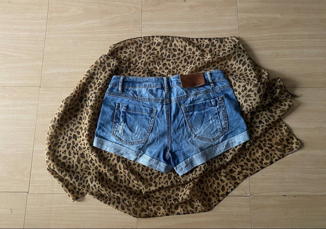 low rise denim blue folded shorts (Category: Shorts) located in Manila. Submitted by lavernsloop (Listing ID 1470073042, Image 3). Description: size 24-25 | low folded shorts | lenght 9.5 DM FOR MORE DEETS.