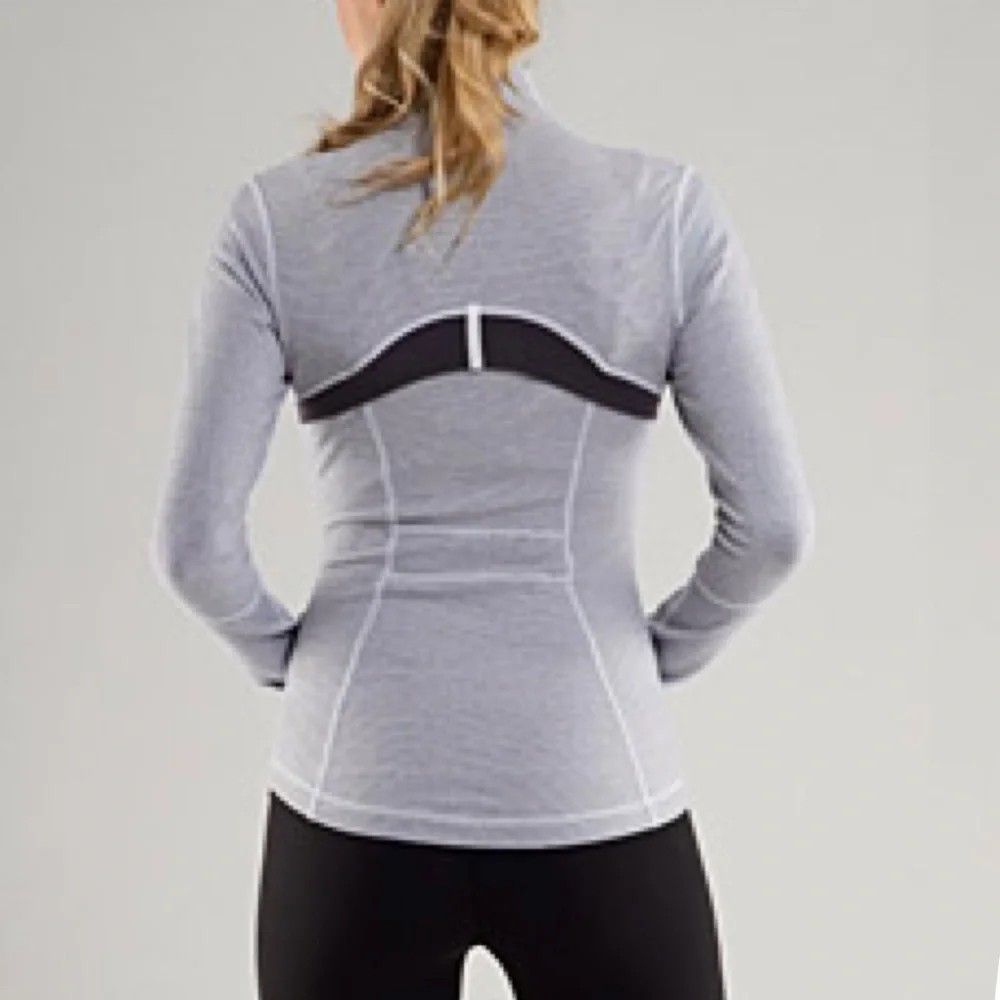 Lululemon Athletica (Category: Activewear) located in Subic. Submitted by gentlecloud-8030a3 (Listing ID 1470021862, Image 2). Description: Lululemon Athletica Define Jacket Heathred caol stripe size M womens fittings excellent as new condition 750+shipping fee.