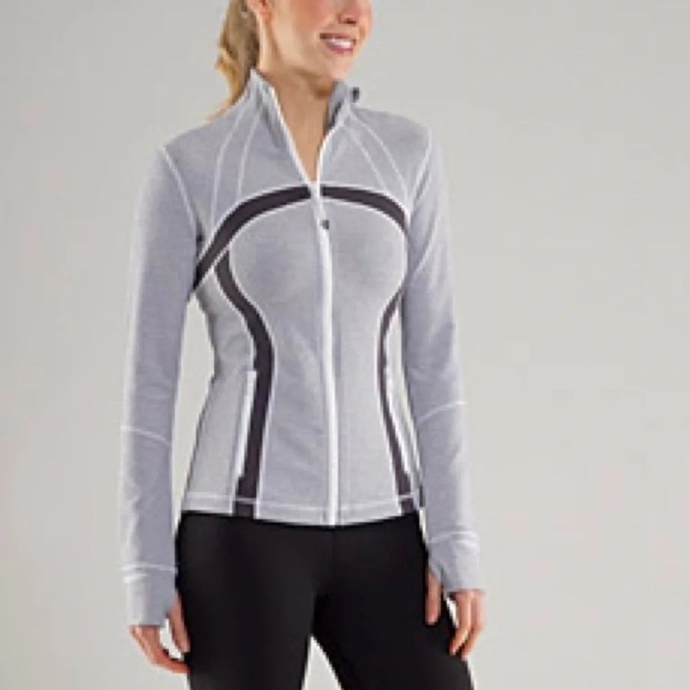 Lululemon Athletica (Category: Activewear) located in Subic. Submitted by gentlecloud-8030a3 (Listing ID 1470021862, Image 1). Description: Lululemon Athletica Define Jacket Heathred caol stripe size M womens fittings excellent as new condition 750+shipping fee.