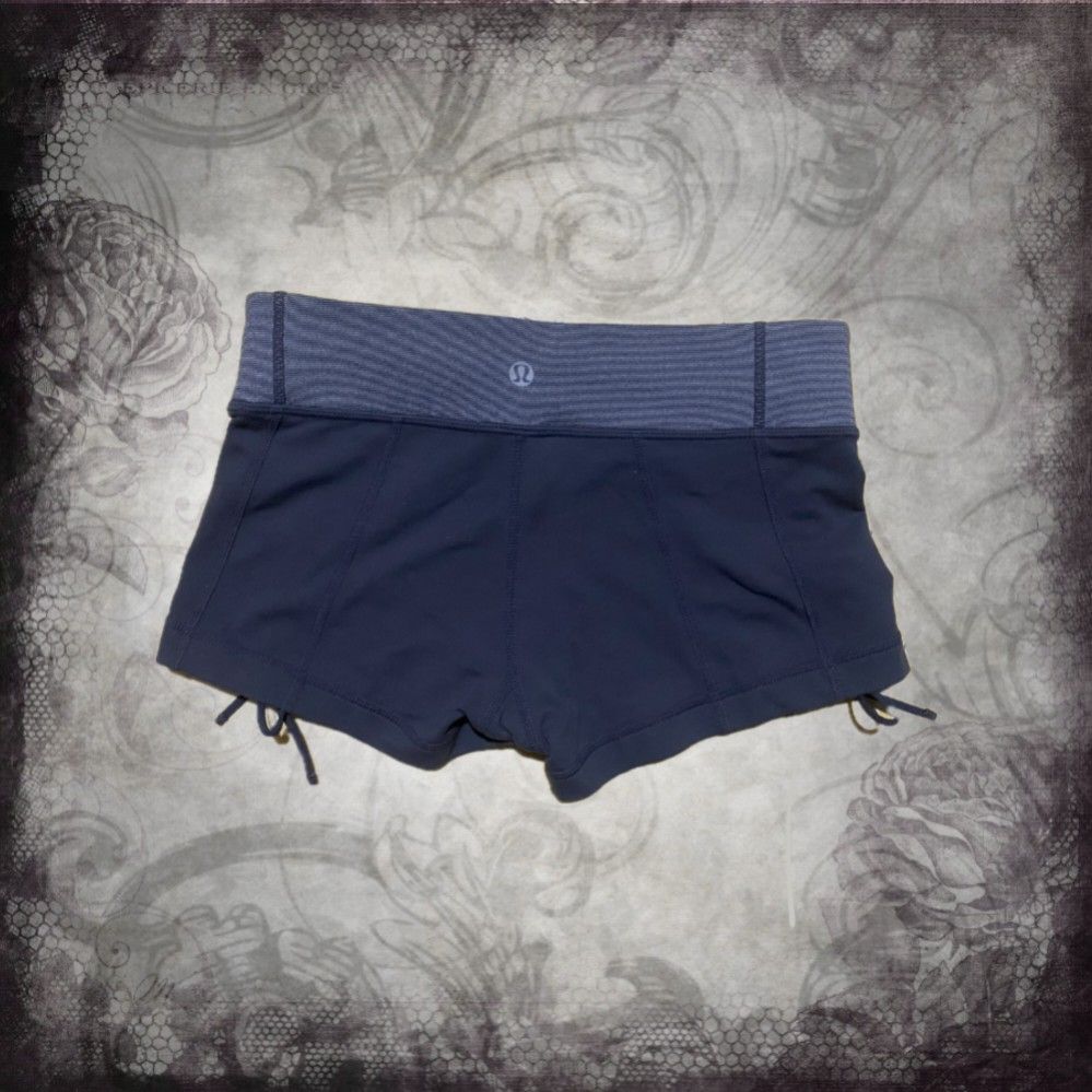 lululemon athletica gym micro shorts (Category: Shorts) located in Marikina City. Submitted by swouju (Listing ID 1469962380, Image 2). Description: item details (・ω・)ノ dimes [ laid flat ] w: 13" — l: 8" — r: 7" 10/10 condition ,, !!—issues: no issues but the inner tag is cut off dm for inquiries , close ups, etc!.