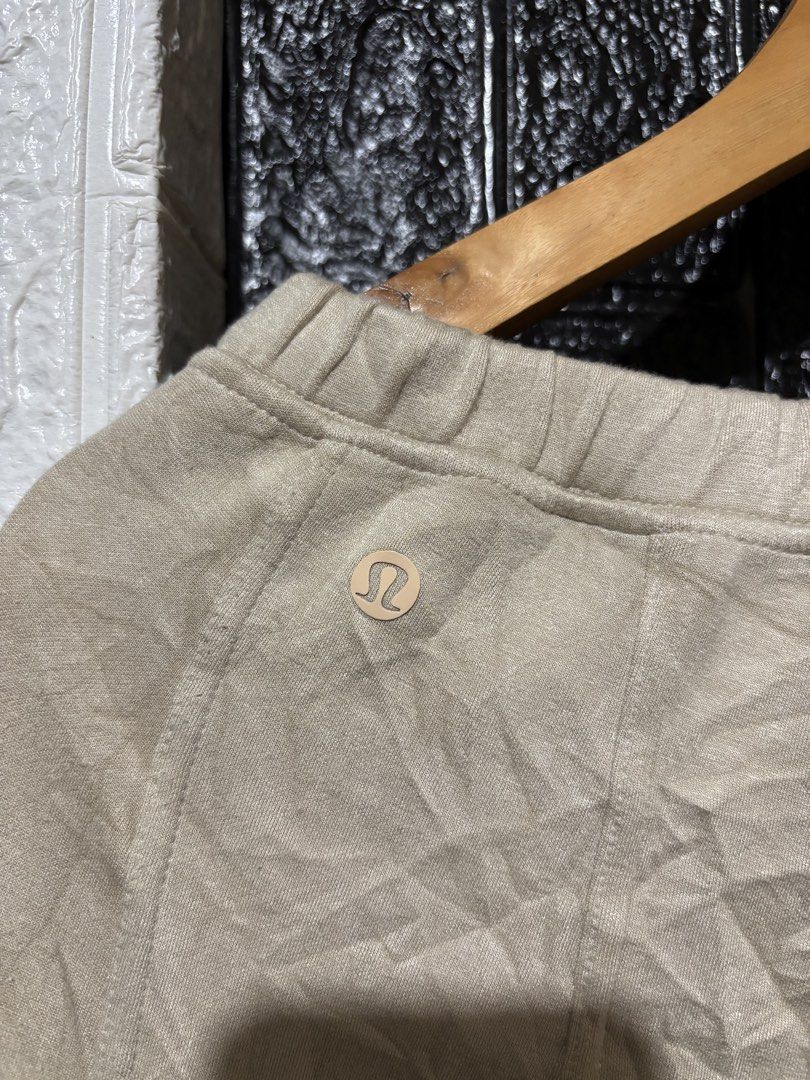Lululemon Beige Cargo Pants (Category: Joggers) located in Lopez. Submitted by thrift.ni.roms22 (Listing ID 1470132142, Image 3). Description: - Brand: Lululemon - Color: Versatile beige - Fit: Relaxed straight leg with elastic drawstring waistband for maximum comfort - Storage: Multiple functional utility pockets on the sides - Detail: Signature Lululemon logo disc on the back hip - Condition: Brand new / Excellent - Perfect for athleisure, erra