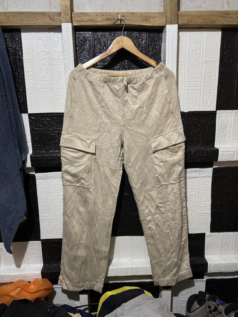 Lululemon Beige Cargo Pants (Category: Joggers) located in Lopez. Submitted by thrift.ni.roms22 (Listing ID 1470132142, Image 1). Description: - Brand: Lululemon - Color: Versatile beige - Fit: Relaxed straight leg with elastic drawstring waistband for maximum comfort - Storage: Multiple functional utility pockets on the sides - Detail: Signature Lululemon logo disc on the back hip - Condition: Brand new / Excellent - Perfect for athleisure, erra