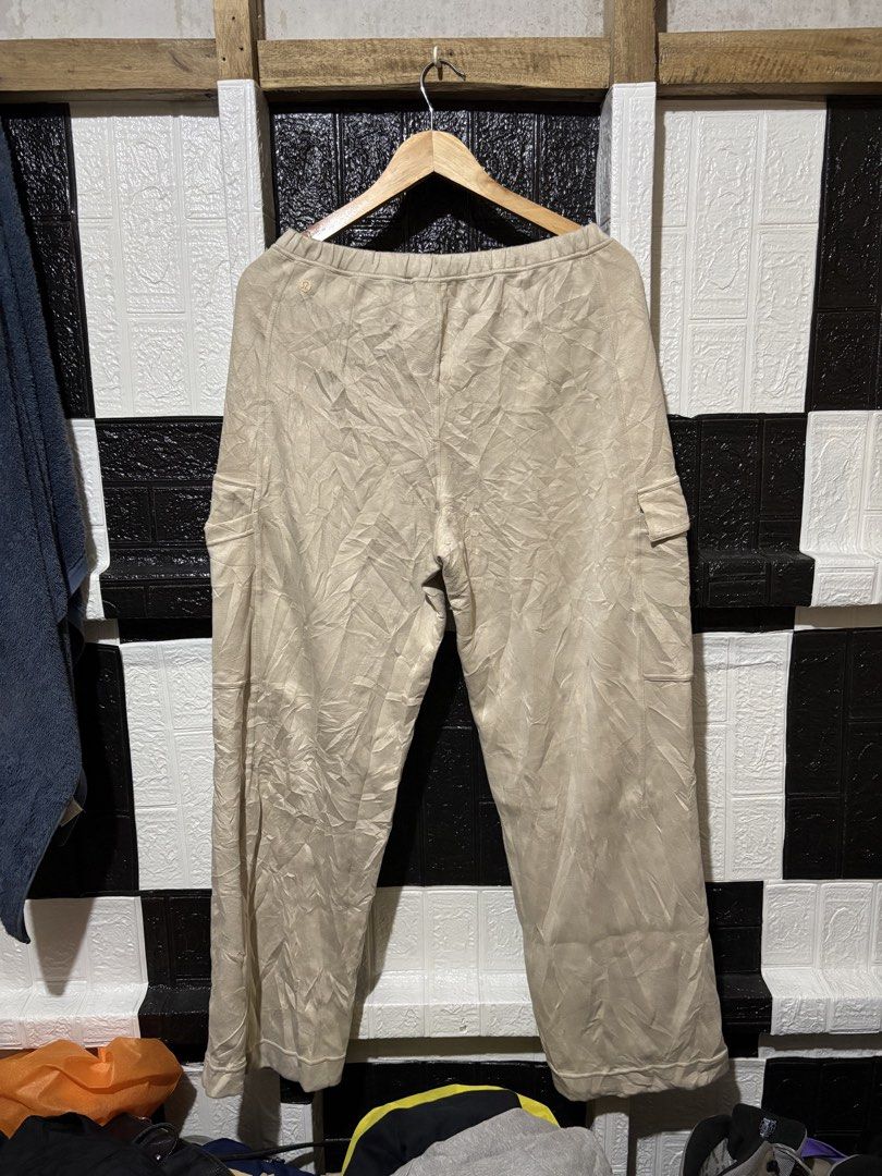 Lululemon Beige Cargo Pants (Category: Joggers) located in Lopez. Submitted by thrift.ni.roms22 (Listing ID 1470132142, Image 2). Description: - Brand: Lululemon - Color: Versatile beige - Fit: Relaxed straight leg with elastic drawstring waistband for maximum comfort - Storage: Multiple functional utility pockets on the sides - Detail: Signature Lululemon logo disc on the back hip - Condition: Brand new / Excellent - Perfect for athleisure, erra