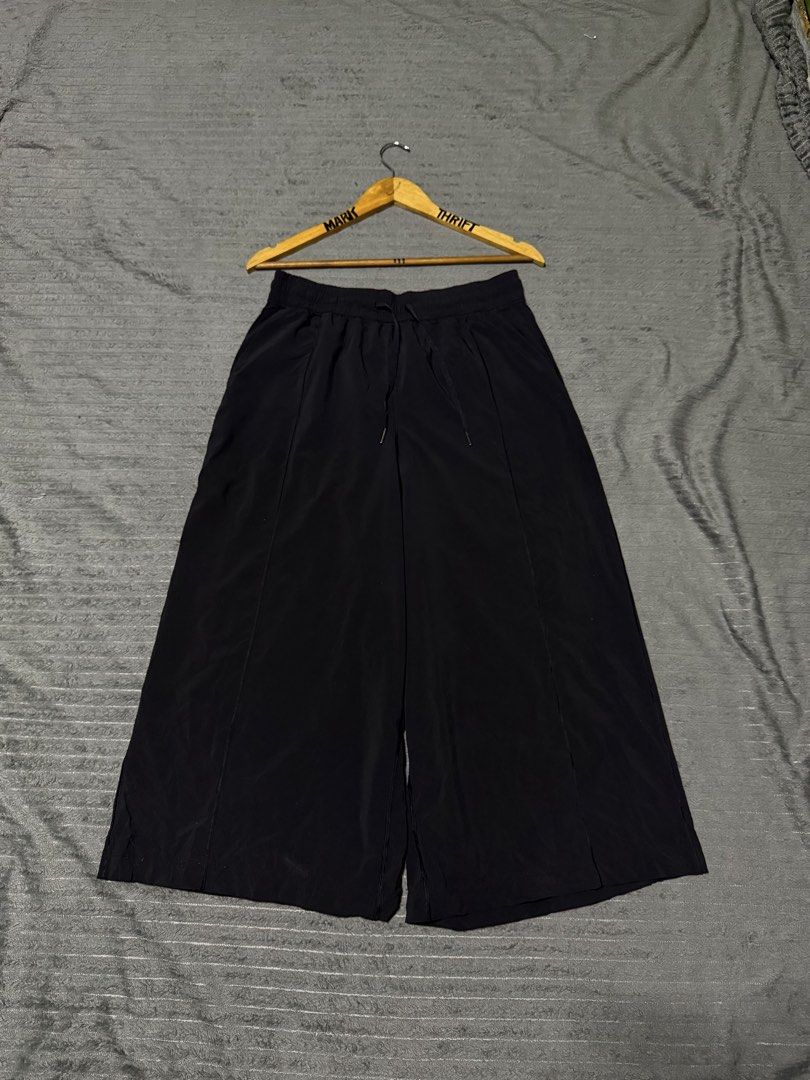 LULULEMON WANDERER CULOTTE (Category: Shorts) located in Manila. Submitted by triptothrift7 (Listing ID 1470074722, Image 2). Description: message if you are interested! for fast transaction LULULEMON WANDERER CULOTTE for only 699 dot size 10 no issue as new need wash only excellent condition color rate 9/10 mode of payment gcash or bank transfer location Biñan laguna.