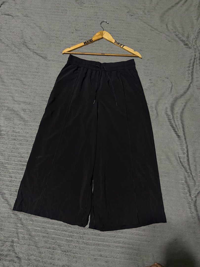 LULULEMON WANDERER CULOTTE (Category: Shorts) located in Manila. Submitted by triptothrift7 (Listing ID 1470074722, Image 3). Description: message if you are interested! for fast transaction LULULEMON WANDERER CULOTTE for only 699 dot size 10 no issue as new need wash only excellent condition color rate 9/10 mode of payment gcash or bank transfer location Biñan laguna.