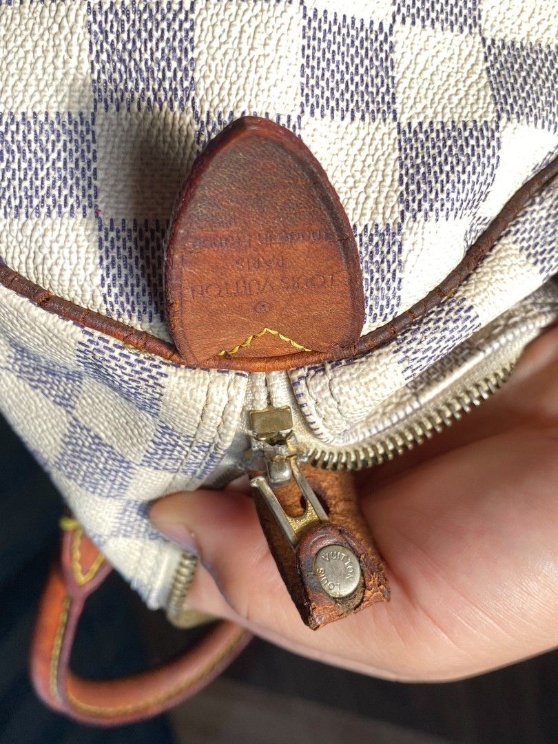 Lv azure (Category: Luxury Bags & Wallets) located in Tagum. Submitted by luxbagelyas (Listing ID 1470027018, Image 3). Description: with flaws may dark sa handle dirt sa loob matibay pa nmn bawal sa maselan.