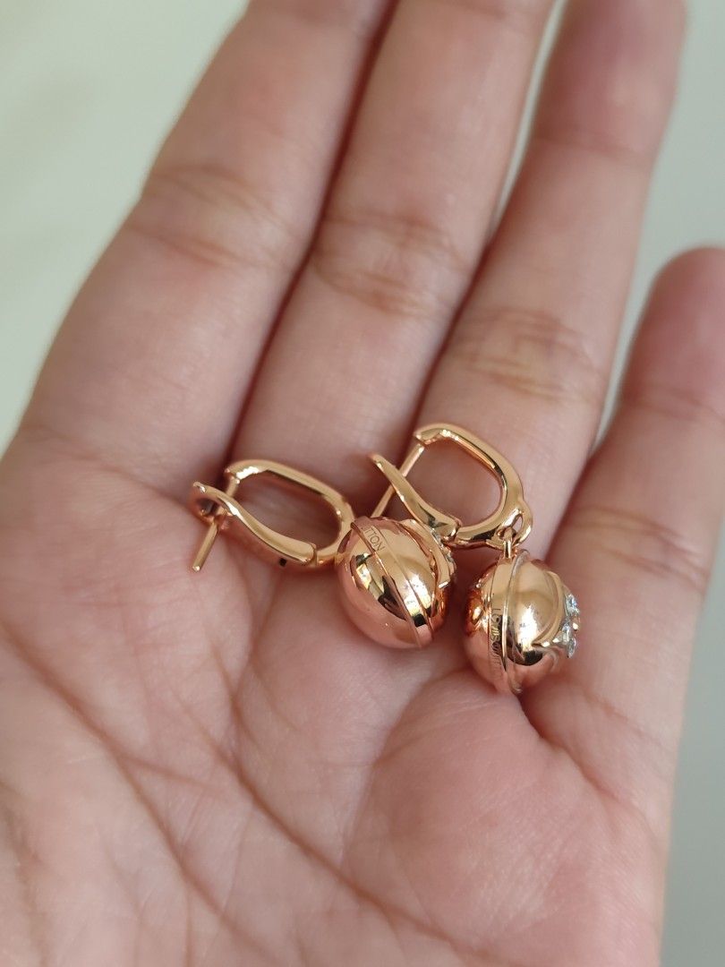 LV B Blossom Dangling Earring (Category: Earrings) located in Valenzuela. Submitted by jewelry_find (Listing ID 1469951263, Image 2). Description: LV B Blossom Dangling Earring 18K Rose Gold 10.9 Grams With 8 Natural Diamonds.