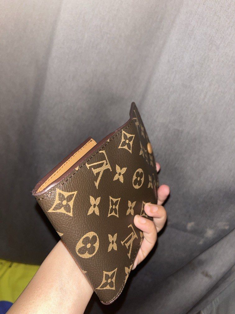LV coinpurse and Card holder Coded Wallet (Category: Wallets & Card holders) located in San Jacinto. Submitted by kellysthrift_ (Listing ID 1470077518, Image 2). Description: Coded, Lv good as new intact rubber lining!.