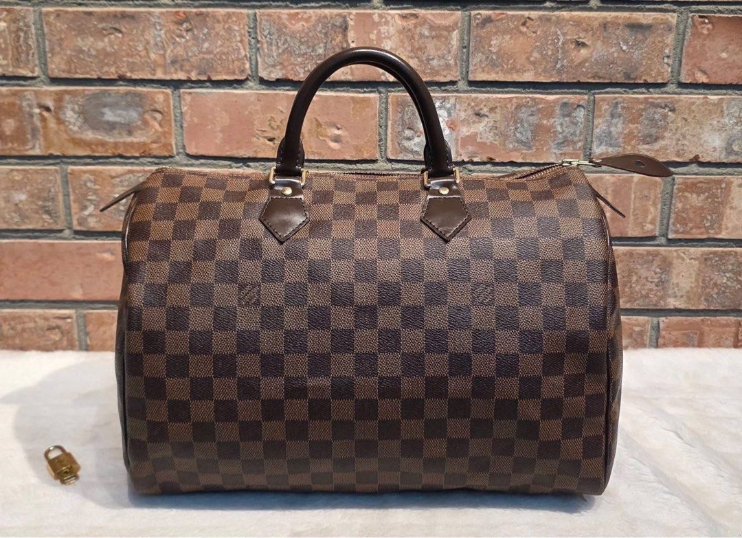 LV SPEEDY 35 DAMIER EBENE (Category: Luxury Bags & Wallets) located in Cotabato. Submitted by zyvenza.co (Listing ID 1470039565, Image 1). Description: SPEEDY 35 DAMIER EBENE 25K With Authenticity Certificate With Dustbag Measurements: Approx *L:14"× H: 9"×W: 8" Handle Drop: 3.75".