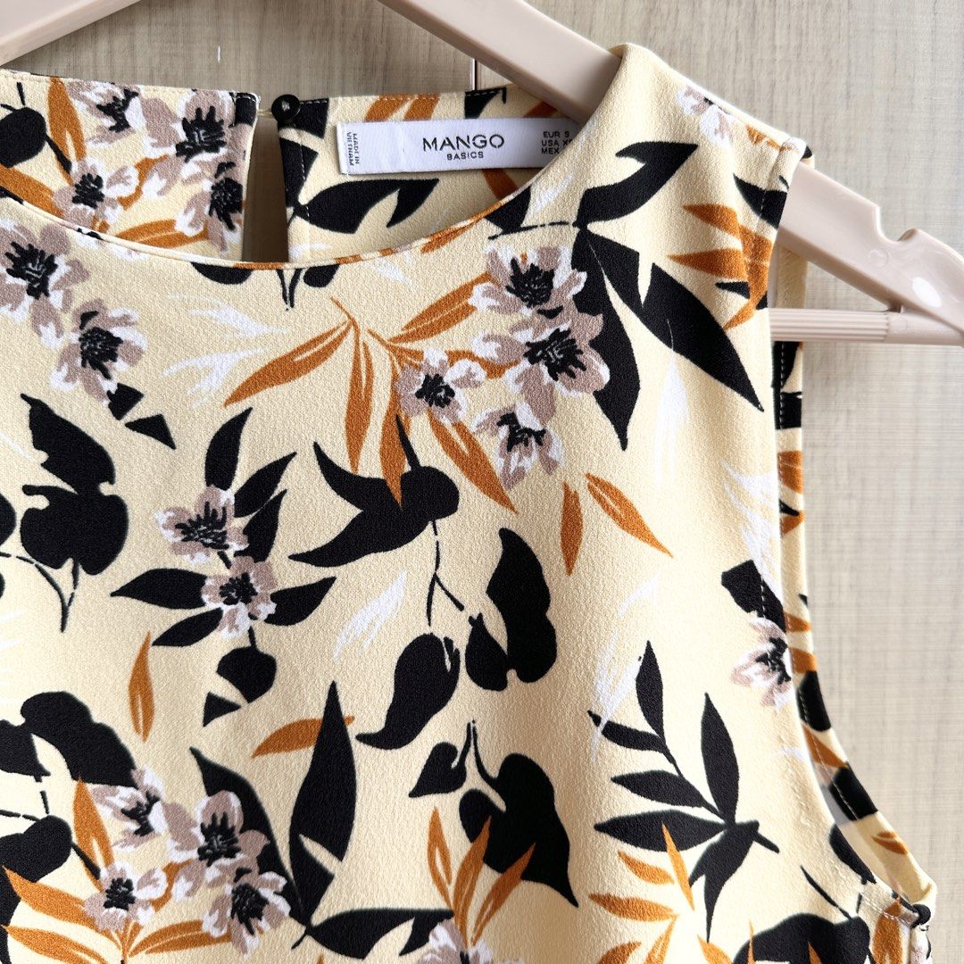 MANGO - Floral Sleeveless Top (Category: Sleeveless) located in Makati City. Submitted by alilbitofeverything.ph (Listing ID 1470011885, Image 2). Description: 📍Makati Brand: Mango Size on tag: Small Fits small-medium No flaws.