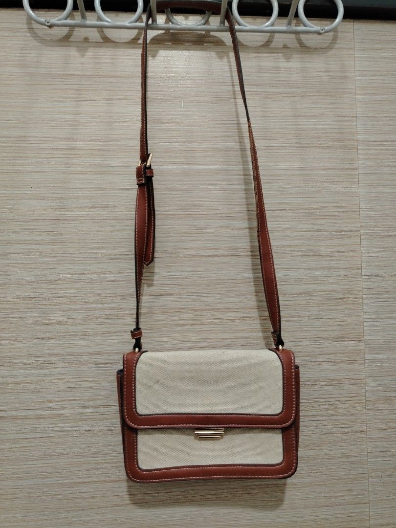 Mango Contrast Canvas Crossbody Bag (Lienzo) (Category: Shoulder Bags) located in Makati City. Submitted by prelovedbychiqui (Listing ID 1469967351, Image 1). Description: Mango Contrast Canvas Crossbody Bag (Lienzo).
