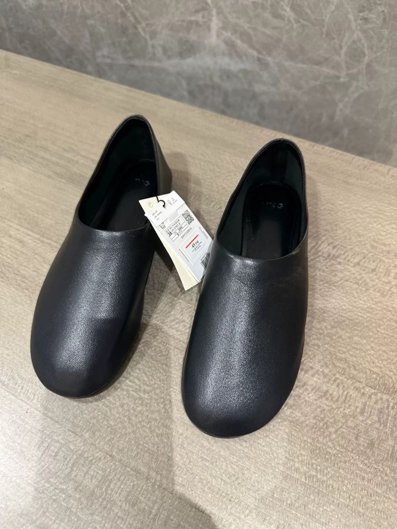 MANGO Flats EU 36 | MNG-962443416566 (Category: Flats & Sandals) located in Paranaque City. Submitted by silverphoenix.00302e (Listing ID 1469962486, Image 3). Description: MANGO Flats. Product type: Flats. material: Sheepskin leather. available sizes: EU 36. Gender category: Women. Condition requires confirmation from the source listing..