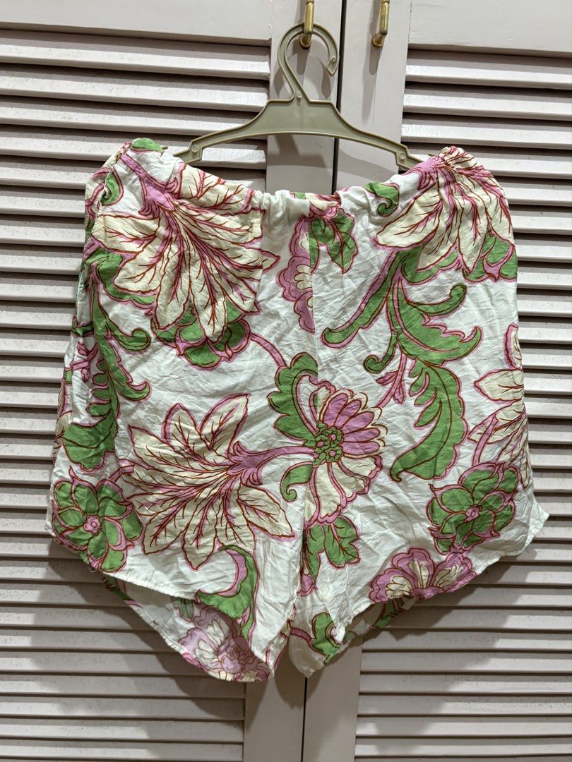 Mango floral gartered shorts (Category: Shorts) located in Muntinlupa City. Submitted by sukimum (Listing ID 1469984914, Image 2). Description: Super cute light fabric. Only fitted once and washed but never worn outside. Honest flaw: can’t straighten out the garter and too lazy to figure it out.