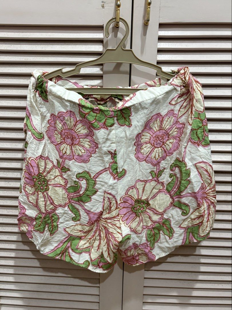 Mango floral gartered shorts (Category: Shorts) located in Muntinlupa City. Submitted by sukimum (Listing ID 1469984914, Image 1). Description: Super cute light fabric. Only fitted once and washed but never worn outside. Honest flaw: can’t straighten out the garter and too lazy to figure it out.