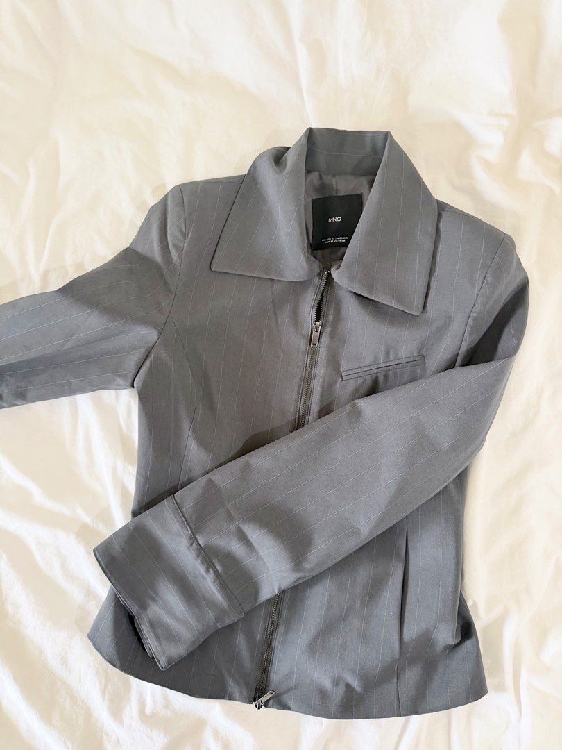 mango gray blazer (Category: Coats, Jackets and Outerwear) located in Manila. Submitted by nicswhuut (Listing ID 1470116042, Image 1). Description: 📌can do lalamove (manila area only!) 📌j&t for outside manila 📌mop: gcash, maya, or metrobank 📌loc: sampaloc, manila 📌lp are posted UNLESS u r getting 2 or more items then i can give discount 🤗.