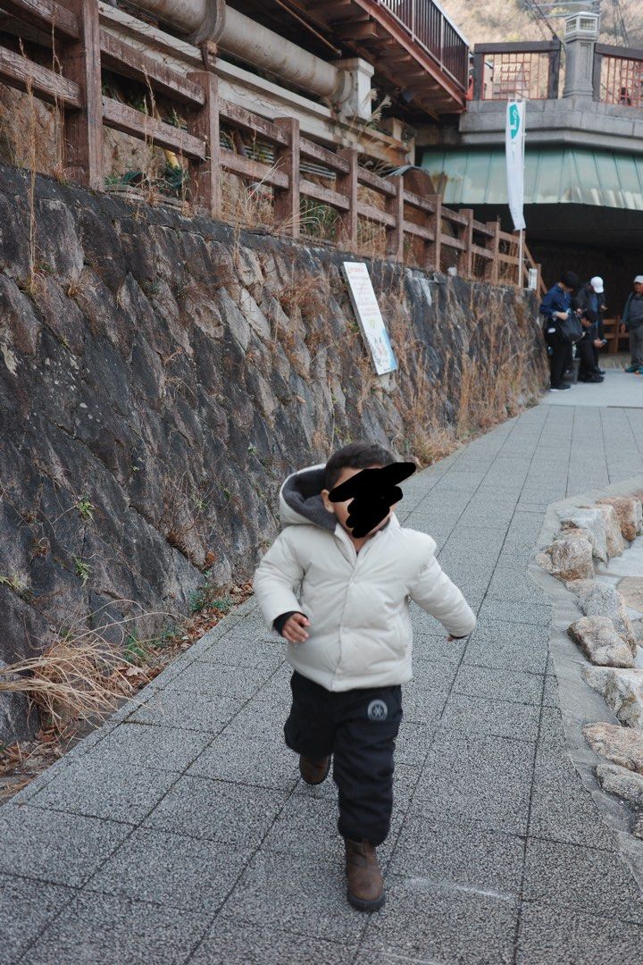 Mango Kids Puffer Jacket Size 3-4 (104 cm) (Category: Babies & Kids Fashion) located in General Trias. Submitted by dphazel (Listing ID 1470052901, Image 2). Description: - Brand: MNG/ Mango (not ukay) - Size: 3-4 years (104 cm) - Color: Cream beige outer shell with dark grey fluffy fleece lining - Features: Attached hood, full front zip closure - Condition: Lightly used a 2 times for ski trips and outdoor walks, very warm, and alreadt dry cleane