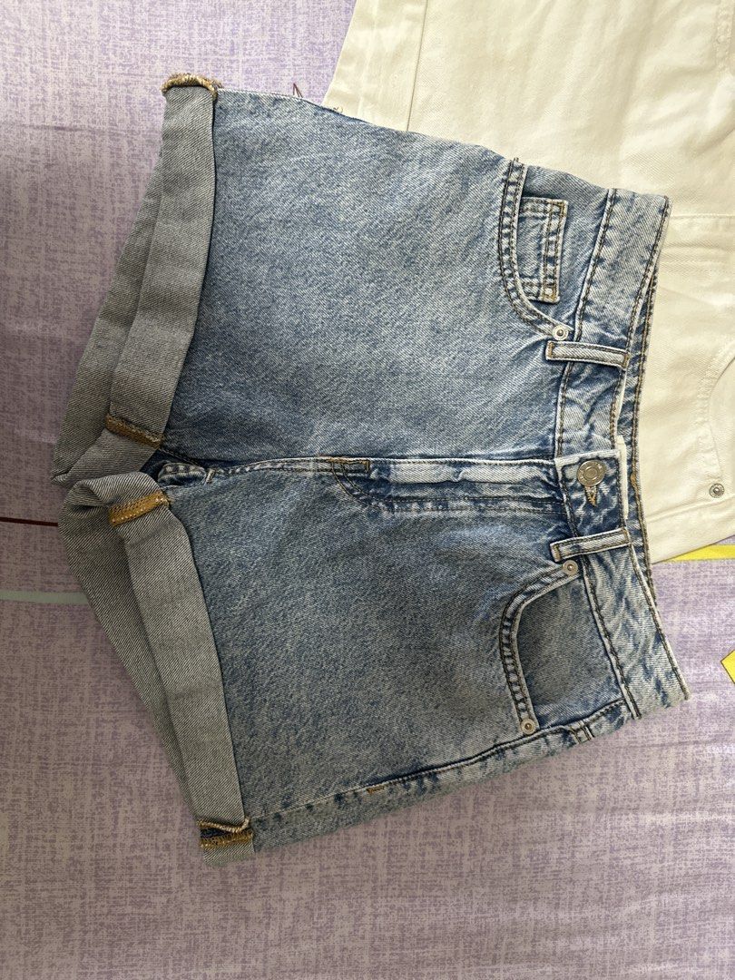Mango Wide-Leg Patch Pocket Jeans (Category: Jeans) located in Manila. Submitted by joan.here (Listing ID 1469974513, Image 2). Description: Brand: mango Size: eu 34 xs Mom fit denim shorts available in white and blue. Price is for per piece Condition: bakbak na sa leather tag of both pants. May excess thread din sa pocket area ng white shorts (see photo) Mop: bank transfer Delivery: grab or lalamove sf shouldered by buyer.